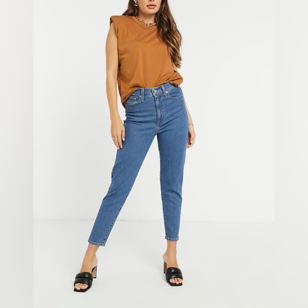 Levi’s Women’s High Waisted Taper Jeans Medium Light Wash Size 27